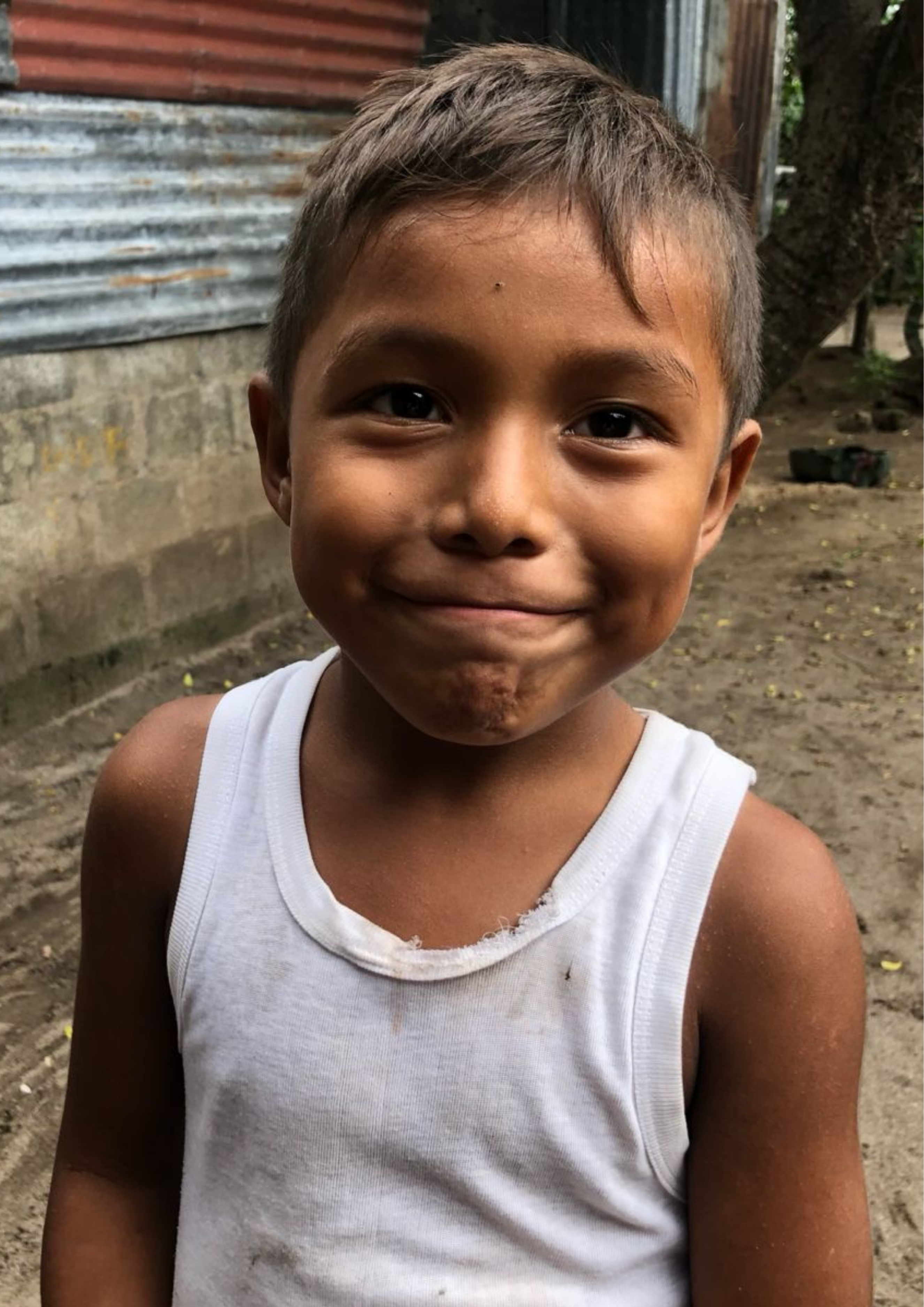 Niño beneficiario de un proyecto educativo de la Fundación Gomaespuma