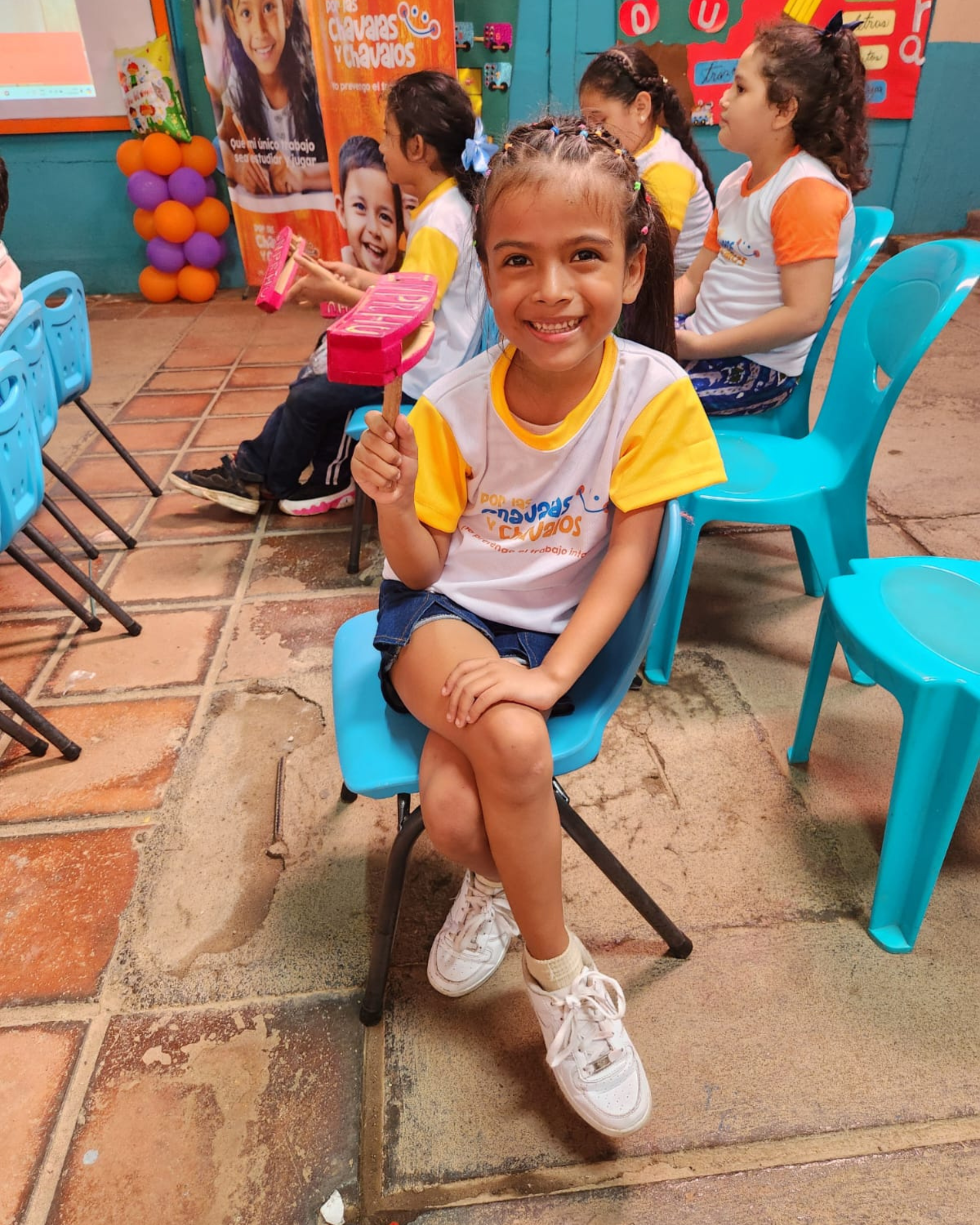 Niña sonriente durante un taller en Nicaragua